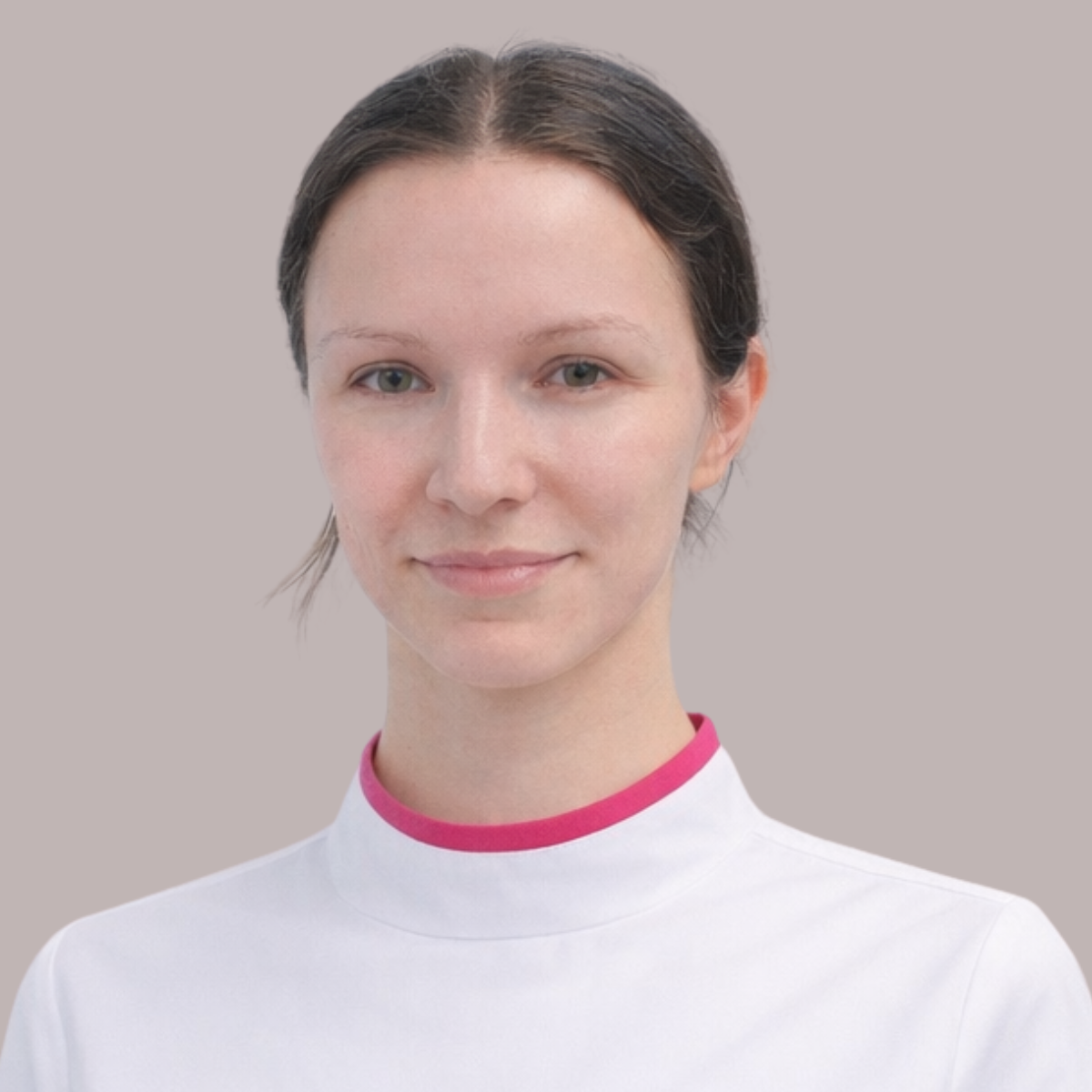 Portret lek. Aleksandry Góreckiej, specjalistki dermatologii, wenerologii i medycyny estetycznej w warszawskim centrum FEBUMED, uśmiechnięta lekarka w profesjonalnym stroju medycznym na jasnym tle.