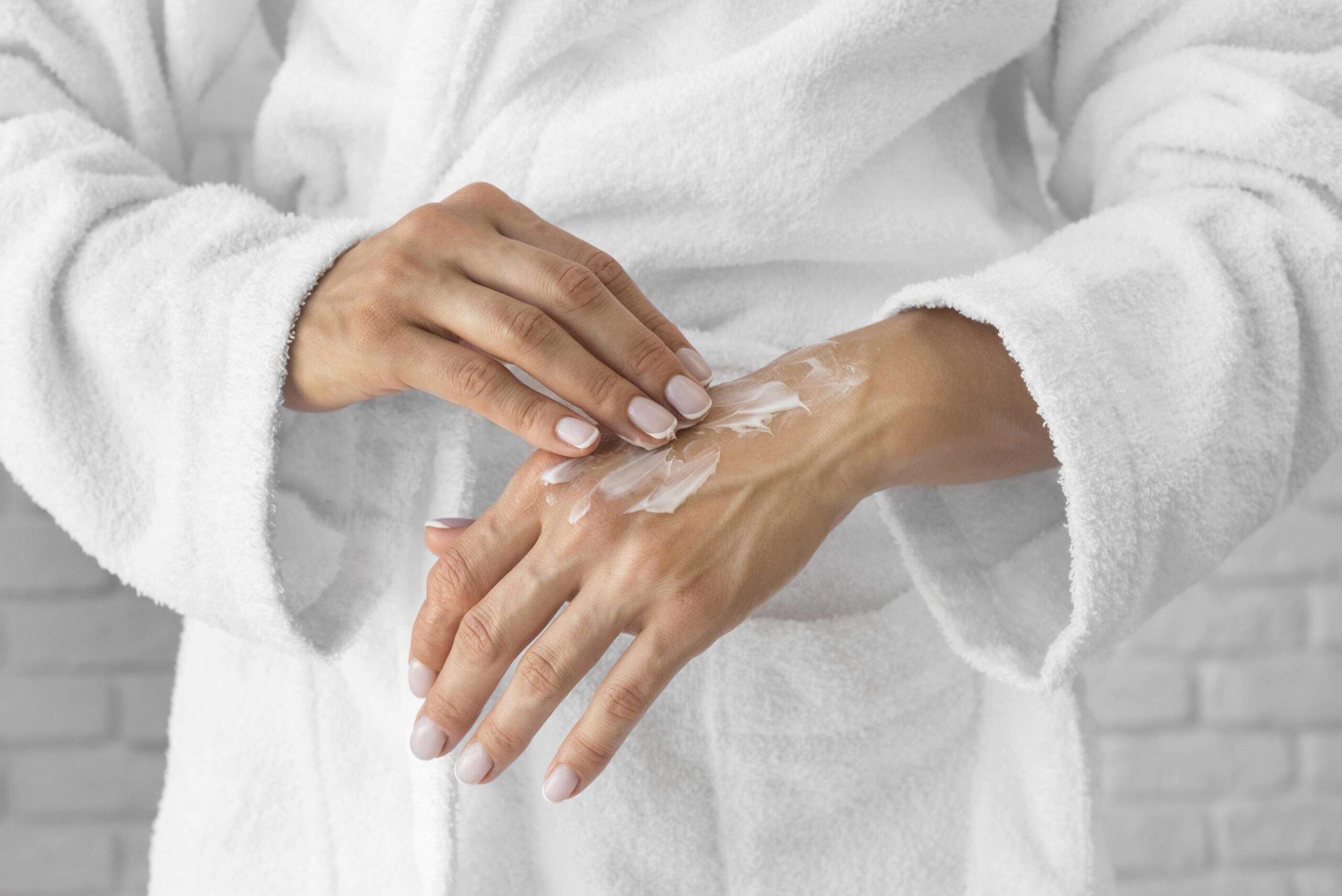 Jaki krem na popękane dłonie - na co zwrócić uwagę?