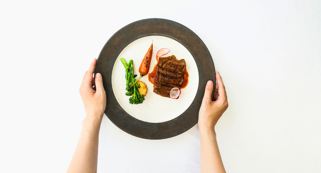 Porcelanowy, ręcznie malowany talerz z jedzeniem.