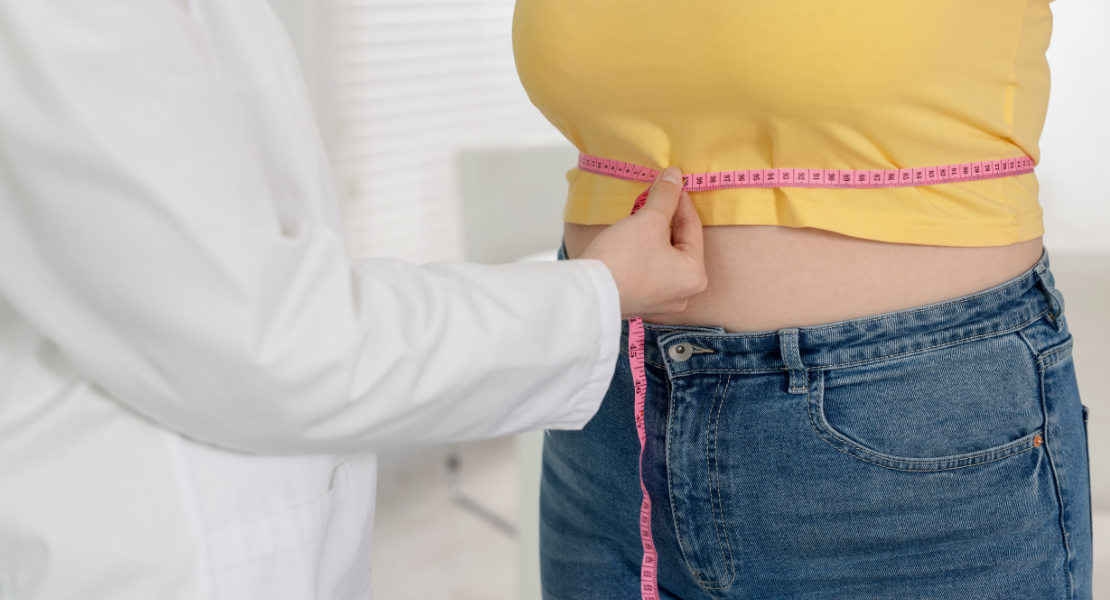 Lekarka robi pomiary obwodu brzucha - przygotowanie do konsultacji obesitologicznej.