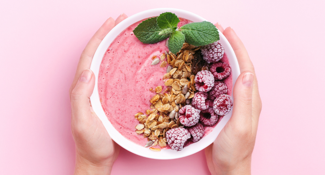 Śniadanie, które składa się z owocowego musu lub przecieru, płatków owsianych mięty i świeżych malin.